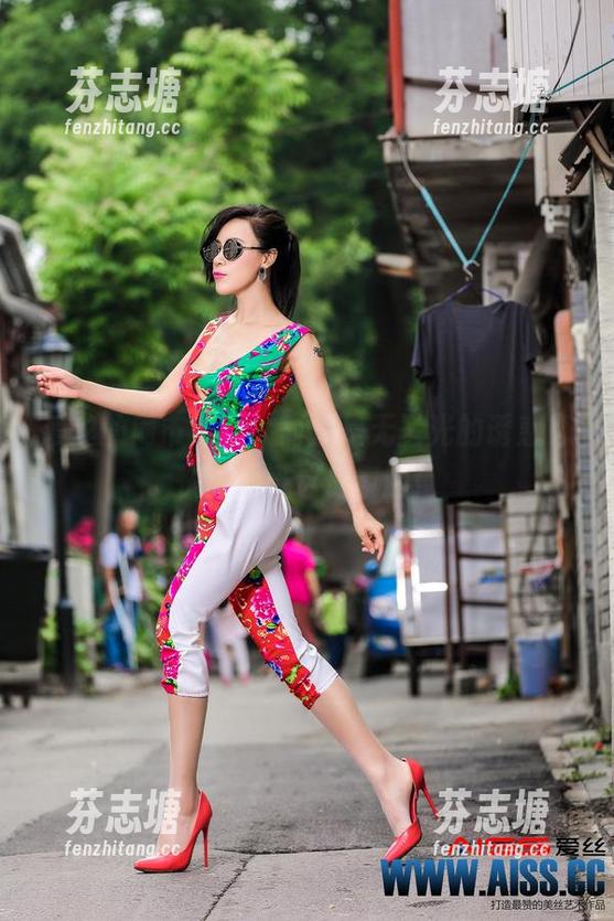爱丝的闹市美丝，简直是无圣光的诱惑！快来感受这份氛围！