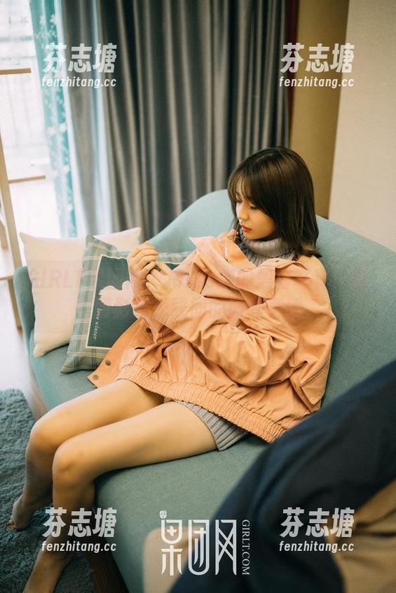 GIRLT果团网 - Miss琪的黑白写真：在阴影与光线间的微妙舞蹈