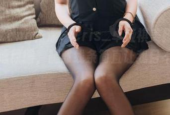 HuaYang花漾 – Cris_卓娅祺美脚系列，高清原图，腿部线条简直让我目不转睛！