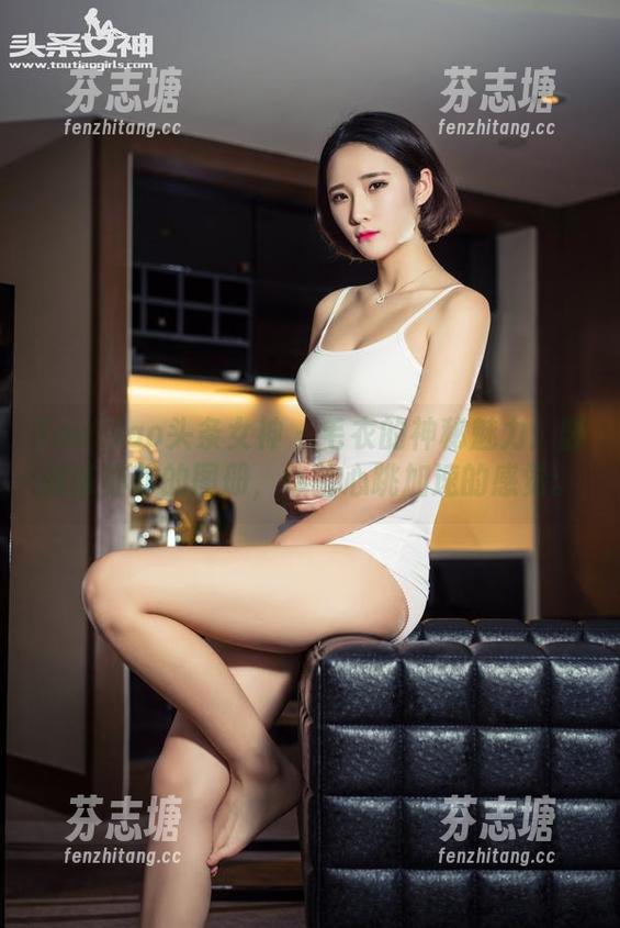 TouTiao头条女神-陈亦菲 TouTiao头条女神 - 毛衣的神秘魅力:翻阅陈亦菲的图册,体验心跳加速的感觉。