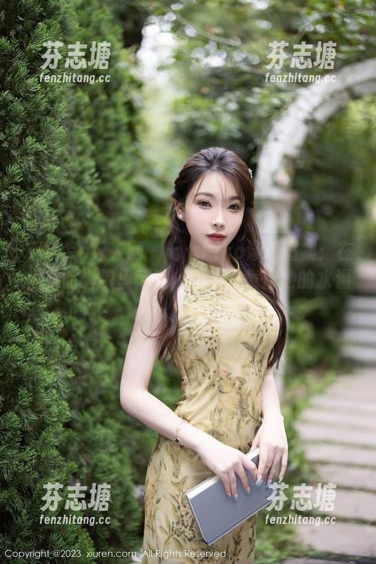 Xiuren秀人网-七七kiko Xiuren秀人网 - 七七kiko泳装图集:在视觉的海浪里翻滚,谁还在意泳池的水温?