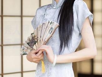 Xiuren秀人网 – 最新安妮Tess礼服套图,简直是想给衣柜里送花的节奏!