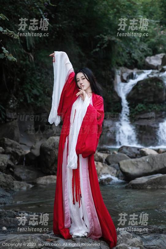 Xiuren秀人网 - 当王伊纯变身JK：一组让人忍不住想点外卖的写真作品