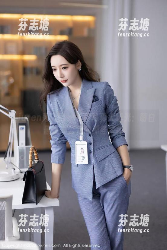 Xiuren秀人网 - 私房写真大曝光：萌白酱在办公室的那些瞬间