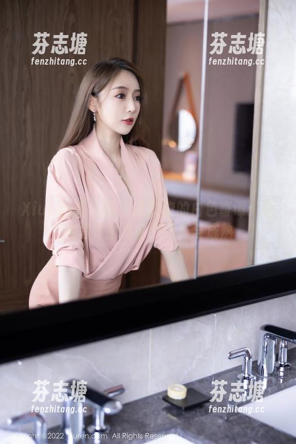 Xiuren秀人网 - 陈柒柒的白色奇谭：写意写真图集中的天真与成熟