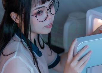 直击七月喵子吊带写真：观看的时候心脏怎么突然加速？