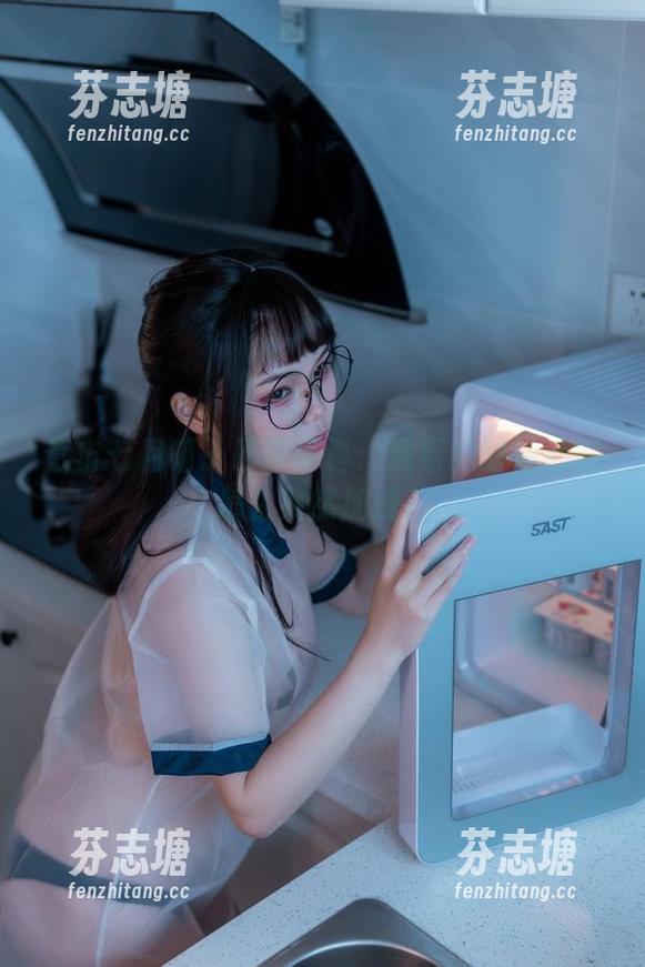 直击七月喵子吊带写真：观看的时候心脏怎么突然加速？
