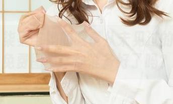 丽柜 – 柒柒与她的眼镜从未见过的姿态:免费图集!你准备好了吗?