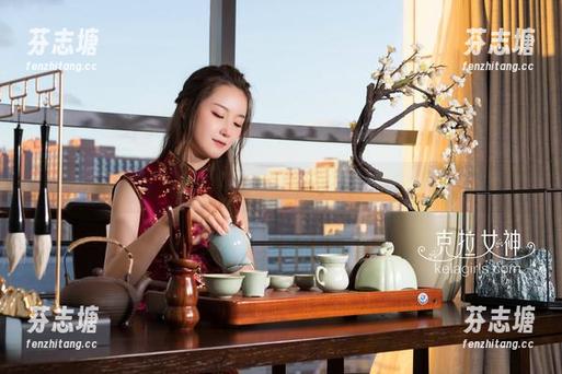 克拉女神 - 忆之的校服私拍：满是看似平淡的性感