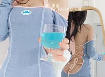 红裙难以抵挡：发条少女yoki的图集分享，快来一起陷入这色彩的旋涡！