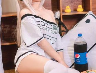 制服妹子美图，喵糖映画的壁纸都快晒黑了！