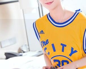 头条女神 – 解锁林依依的眼镜魅力：写真精选，私密又轻松