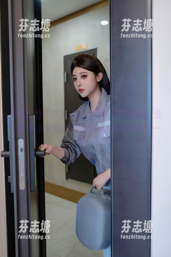 奈汐酱Nice 原图里的奈汐酱Nice带着一种神秘感,金发套装汐的图包恰好可以让我沉浸其中一番!