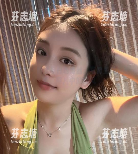 微密圈 - 奶雯与白色蕾丝：写真里的小秘密，照片中的微风