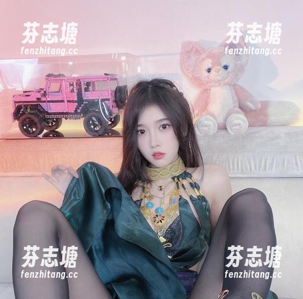 小小奶瓶儿的私房写真：白裙下流淌的时光与柔情