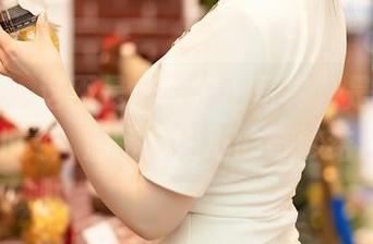 尤蜜荟 – 这不是一套护士写真,是真实的谭小灵:温暖与职场的奇妙结合!