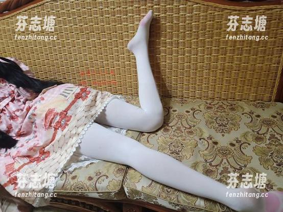 泡在“想要个公主抱”的无圣光可爱袜子写真中，感觉生活都变得更加温柔了。