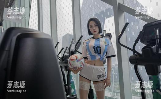 果儿Victoria 微密圈 - 一览果儿Victoria的全套黄色战袍,色彩鲜艳得像小太阳,照得我心里暖暖的。