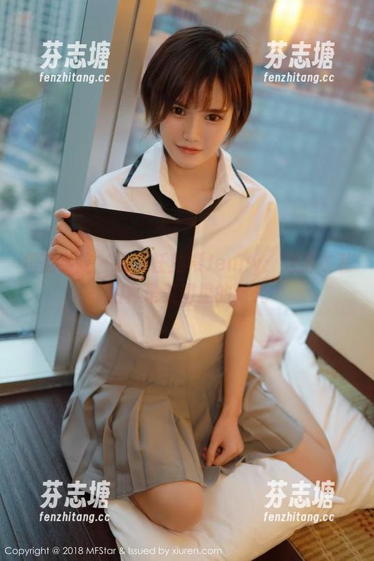 模范学院-任莹樱Jenny 模范学院 - 遇见任莹樱Jenny:这毛衣私拍真是美图里的阳光