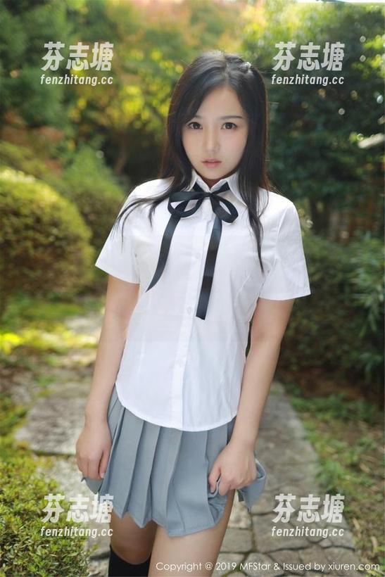 模范学院 - “连衣裙的色彩与陈怡曼的调皮时刻，观看吧！”——写真里的俏皮与妩媚