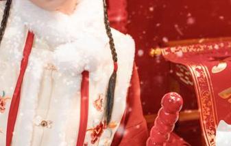 “不止于美丽，爆机少女喵小吉的连衣裙写真壁纸带来的温暖感”。
