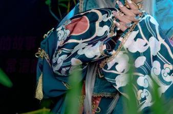 透明的故事，来自“爆机少女喵小吉”异常清晰的写真，怎么看都是撩