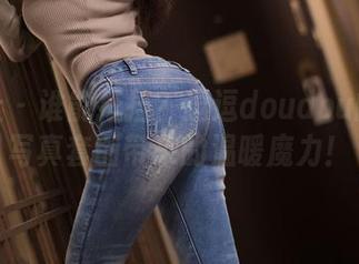 爱蜜社 – 谁能抵挡？逗逗doudou的毛衣写真套图带来的温暖魔力！