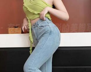 秀人网 – 在Elise谭晓彤的美脚写真集中，藏着多少春色撩人？