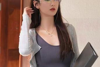 秀人网 – 姐姐的写真合集:奶油妹妹在甜品店巧遇的奇幻之旅