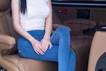 秀人网 – 小逗逗在线：厨娘写真的一点‘腥味’，美食与艺术的奇妙结合！