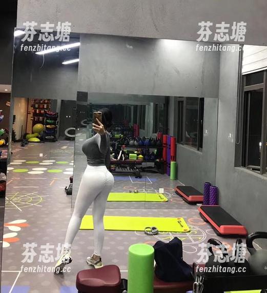 微密圈 - 解锁你的审美：紫色哒豚豚的吊带黑丝免费套图，别问我怎么知道的！