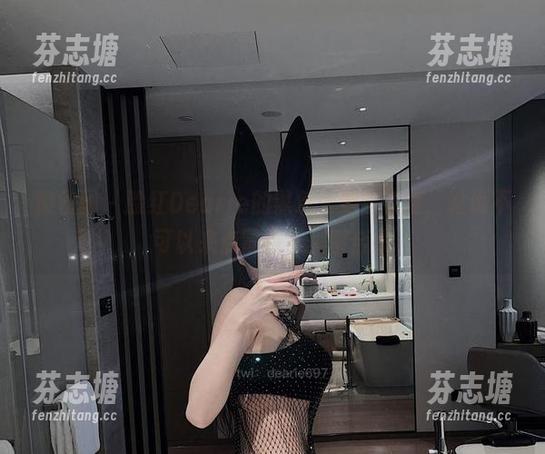 脸红Dearie 微密圈 - 脸红Dearie的黑色大洞连衣裙,谁说不可以来点冒险?美图合集