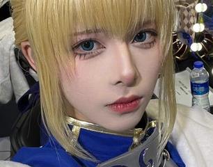 看腥味猫罐如何把泳装cos玩到极致，简直是泳池里的女神！