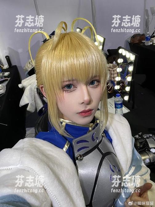 看腥味猫罐如何把泳装cos玩到极致，简直是泳池里的女神！