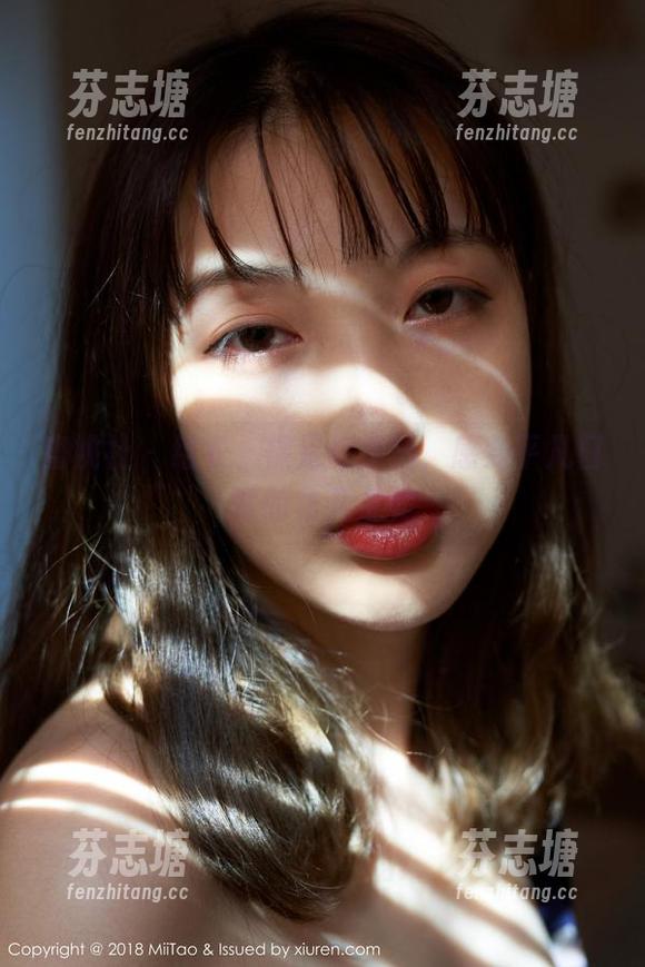 蜜桃社-结衣 蜜桃社 - 结衣、裸足与美图,感受平凡日常的非凡之美