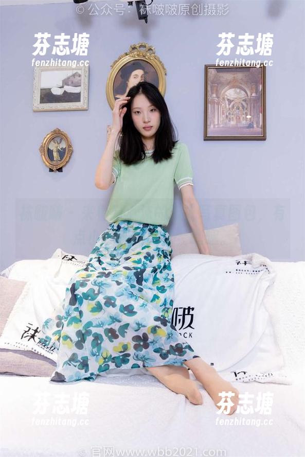 袜啵啵 - 来看看小沫的双人写真图包，有点小暧昧的感觉，嘿嘿。