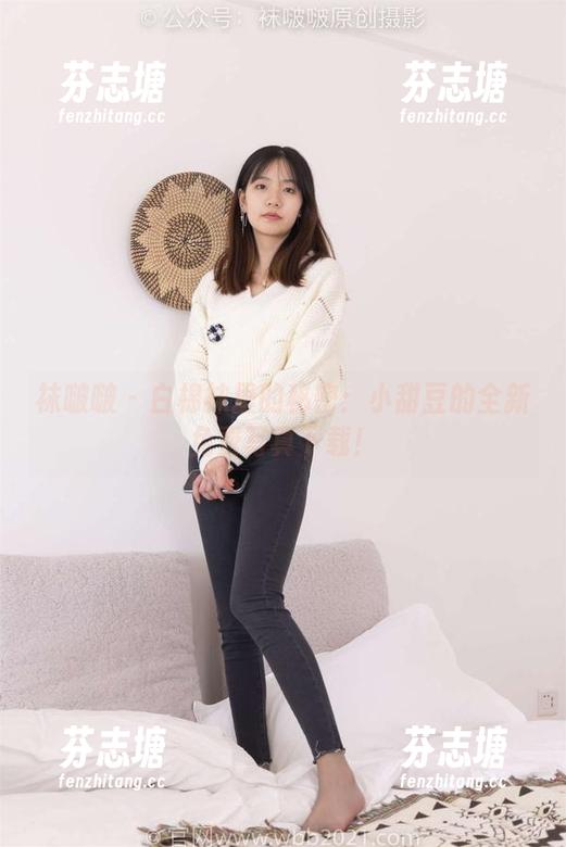 袜啵啵 - 白棉袜里的秘密：小甜豆的全新免费写真下载！