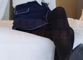袜啵啵 – 不怕脏的稚予：图包里两双鞋子还有篮球场的灵魂。