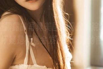 香草喵露露的写真美图：阳光庭院制服，让我怀疑是不是会发出能叫猫的音效？