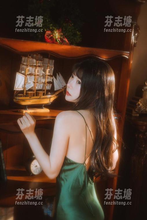香草喵露露的白裙写真：那些让人想沉醉在梦里的图片，真的是太美了