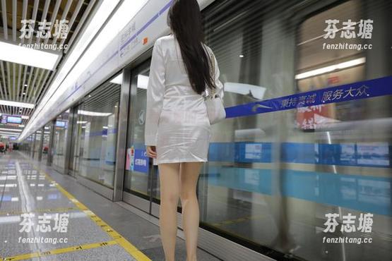 魔镜街拍 - 什么叫美？看婷婷的圣诞写真，寒风中那极品肉丝给我上了一课！