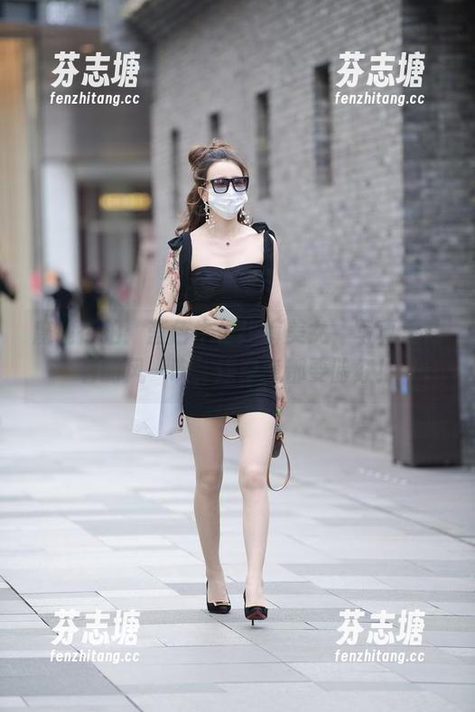 魔镜街拍 魔镜街拍:蓝色牛仔热裤美女,写真里站着的风一吹,连空气都要脸红!