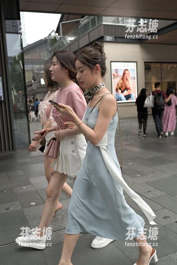 魔镜街拍 魔镜街拍还有这样的美图?丰硕的长腿与包臀裙同框,图包一秒就被收了。