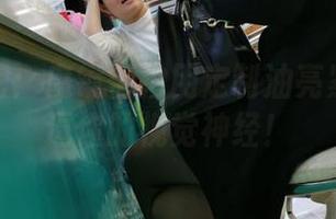 图片揭密：魔镜街拍用定制油亮紧身裙挑逗你的视觉神经！