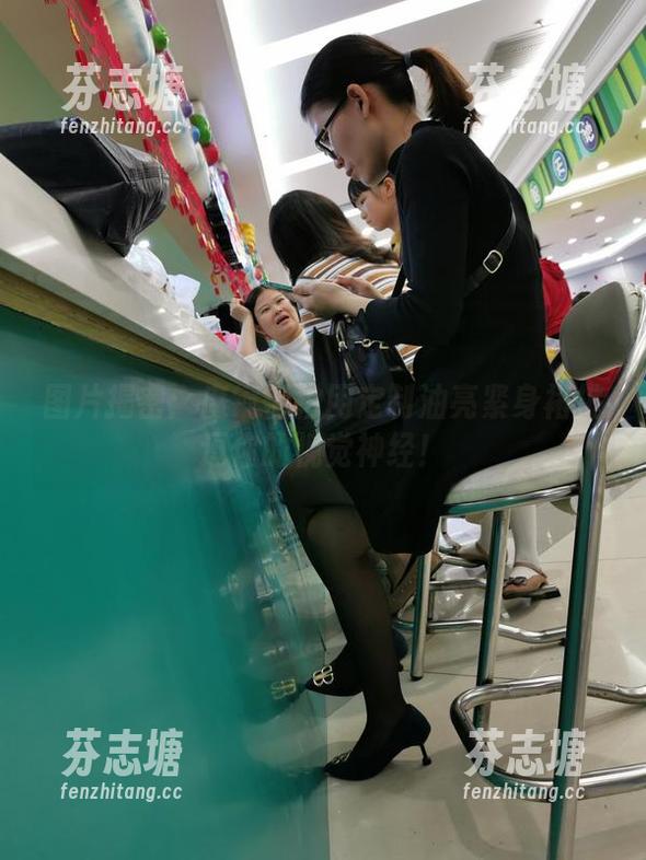 图片揭密：魔镜街拍用定制油亮紧身裙挑逗你的视觉神经！