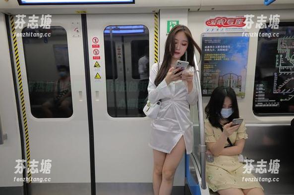 魔镜街拍 牛仔热裤加高跟,魔镜街拍的街拍新选择,图片一看就想下载,心情瞬间up!