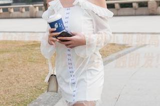魔镜街拍诚意出品:红裙小姐姐高清合集,光影交织的魅力一触即发!